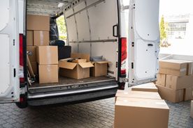 carga de cajas en furgoneta