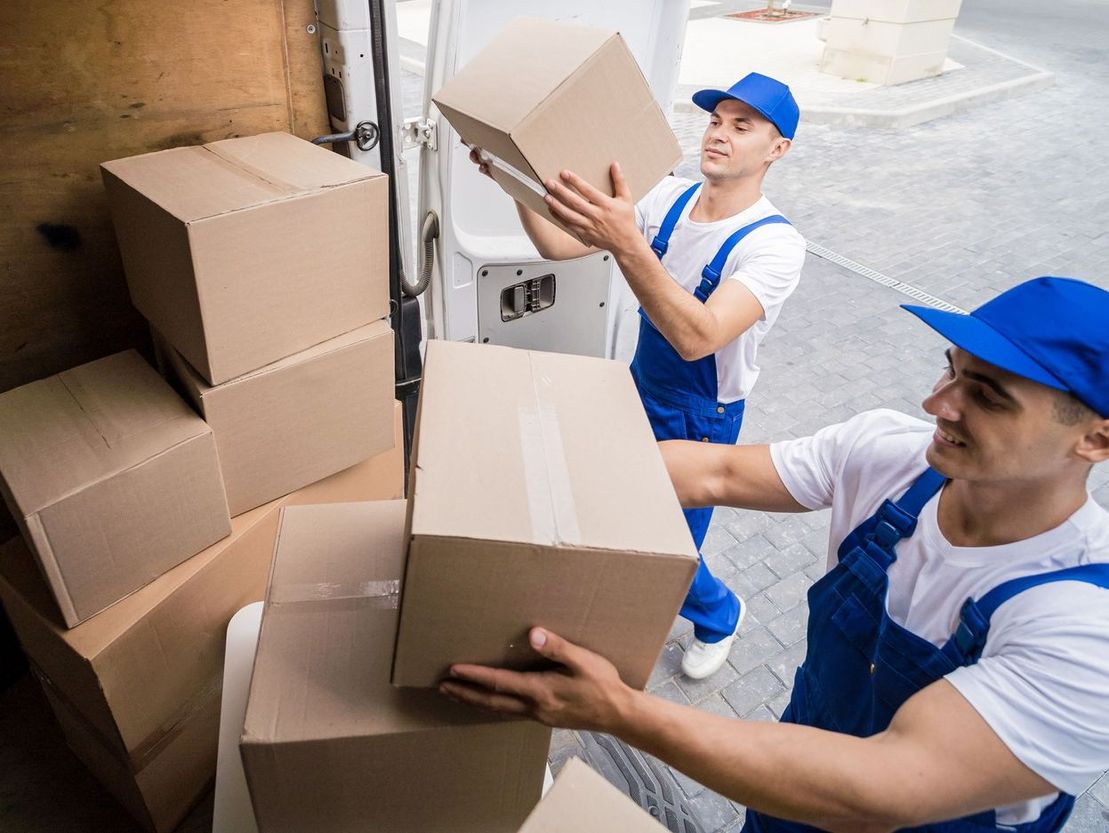 trabajadores cargando cajas en camión